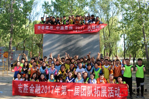 戶外拓展項(xiàng)目畢業(yè)墻別名求生墻、勝利墻游戲圖片